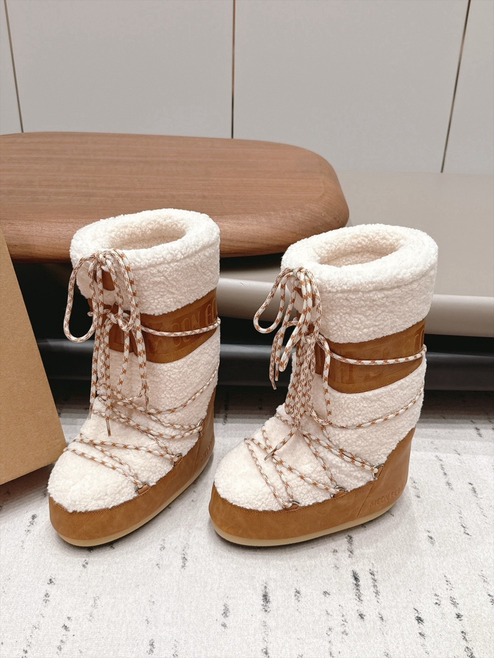 Moon Boot Cream and Tan Sherpa Lace-Up Winter Boots（no box）